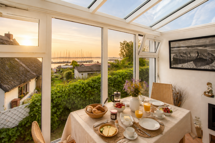 Frühstück bei Sonnenaufgang im Haus miit Wasserblick